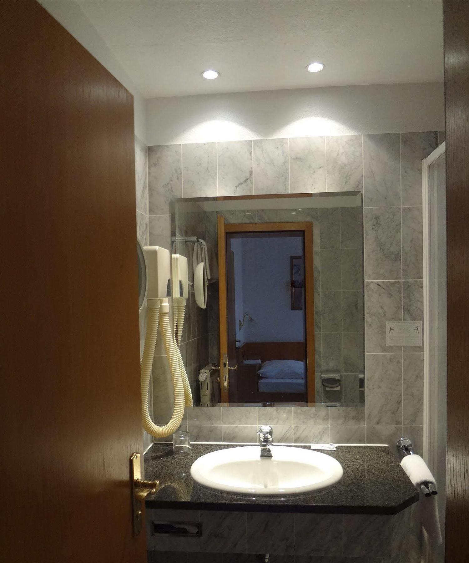 Hotel Mainbogen Оффенбах Экстерьер фото