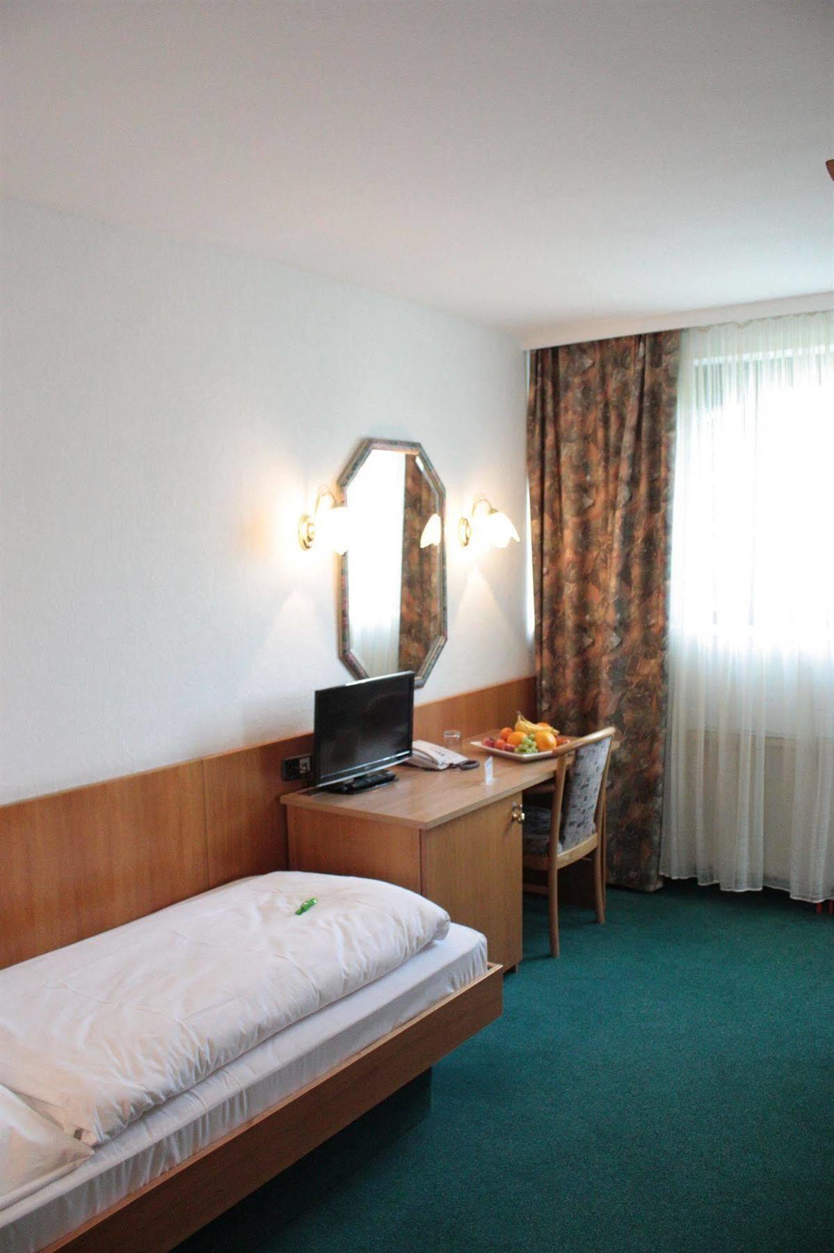Hotel Mainbogen Оффенбах Экстерьер фото